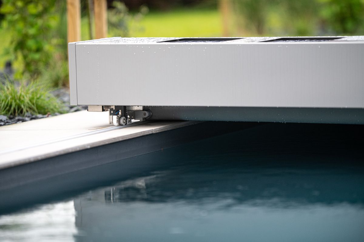 Sicher. Effizient. Formschön.  Schwimmbadabdeckung im Kundenprojekt mit ABRITALY SWISS SA 